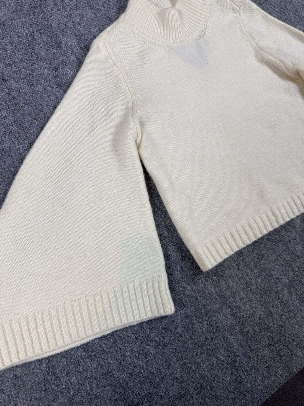 Women’s Moth Ivory Ribbed-Knit Mock Neck Keyhole Bell Sleeve Sweater Size M - Picture 7 of 8